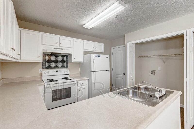 Welcome to this adorable 2 bedroom/2.5 bath townhome located in the heart of Newnan, GA. property image