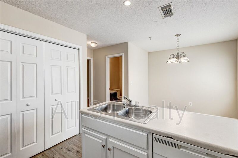 Welcome to this adorable 2 bedroom/2.5 bath townhome located in the heart of Newnan, GA. property image