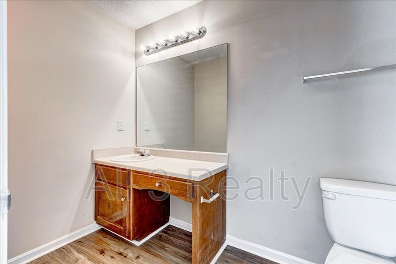 Welcome to this adorable 2 bedroom/2.5 bath townhome located in the heart of Newnan, GA. property image