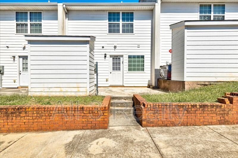 Welcome to this adorable 2 bedroom/2.5 bath townhome located in the heart of Newnan, GA. property image