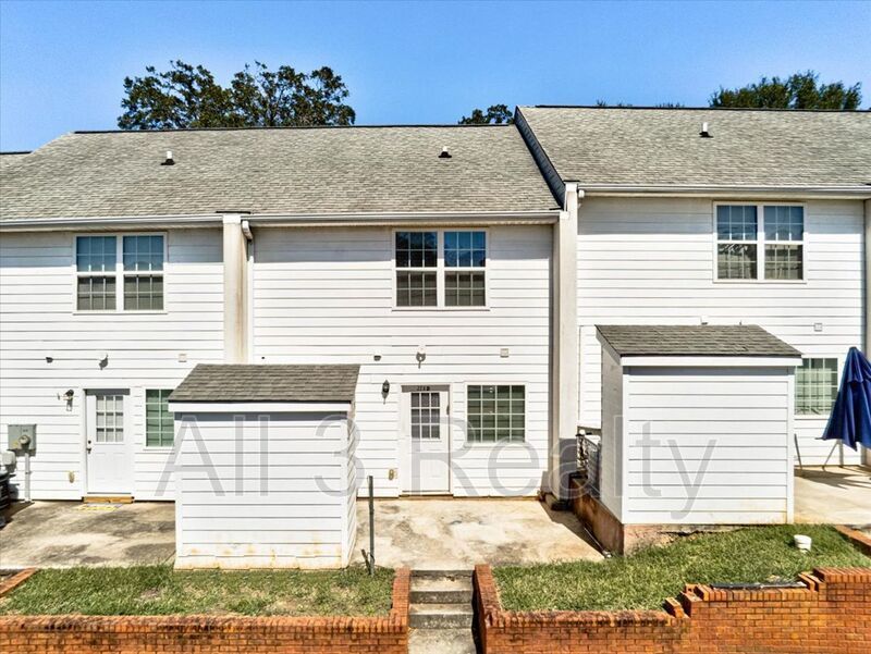 Welcome to this adorable 2 bedroom/2.5 bath townhome located in the heart of Newnan, GA. property image