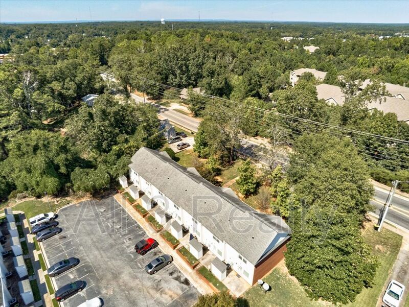 Welcome to this adorable 2 bedroom/2.5 bath townhome located in the heart of Newnan, GA. property image