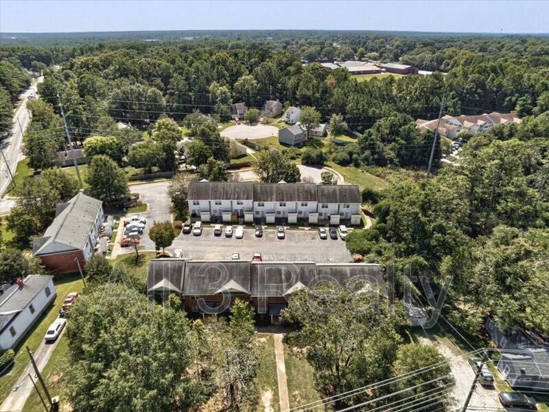 Welcome to this adorable 2 bedroom/2.5 bath townhome located in the heart of Newnan, GA. property image