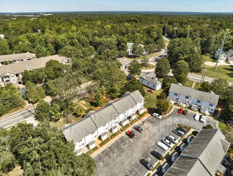 Welcome to this adorable 2 bedroom/2.5 bath townhome located in the heart of Newnan, GA. property image